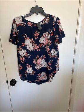 Chelsea & Theodore Navy Floral Short Sleeve Top
